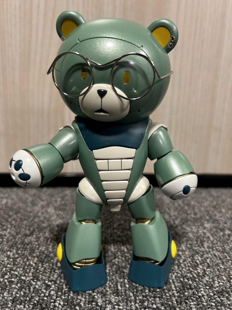 100均のキラキラのやつはピアスの代わりで、自分の特徴のメガネはなんか100均のやつらしい。