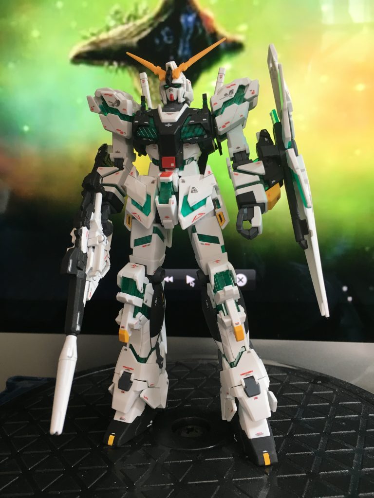 パソコンモニター前でアクシズと。