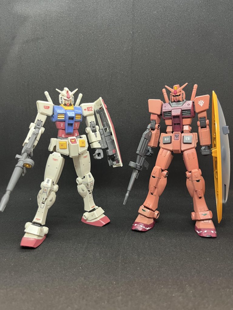 通常色のガンダムと並べると色の違いが際立ちますね同じデザインなんですが、イメージ大分変わりますね