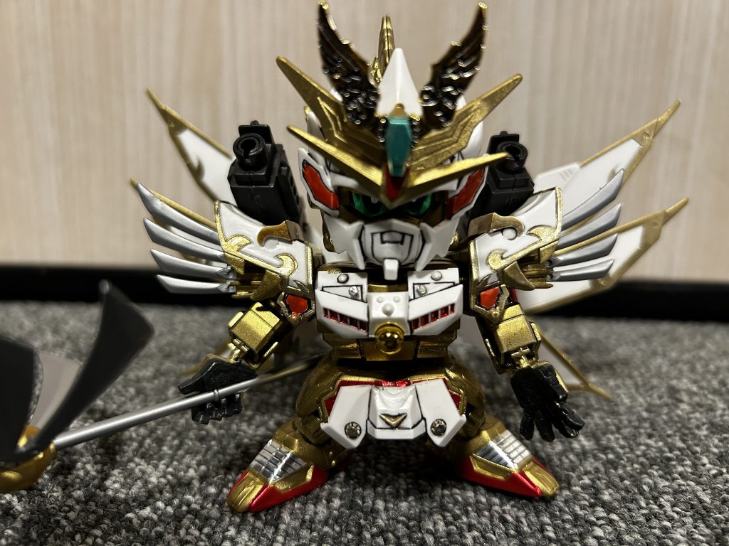 胸、腰アーマーは短い釘で止めてます。意外と使えます塗り分けはメッキ調缶スプレーとガンダムマーカー