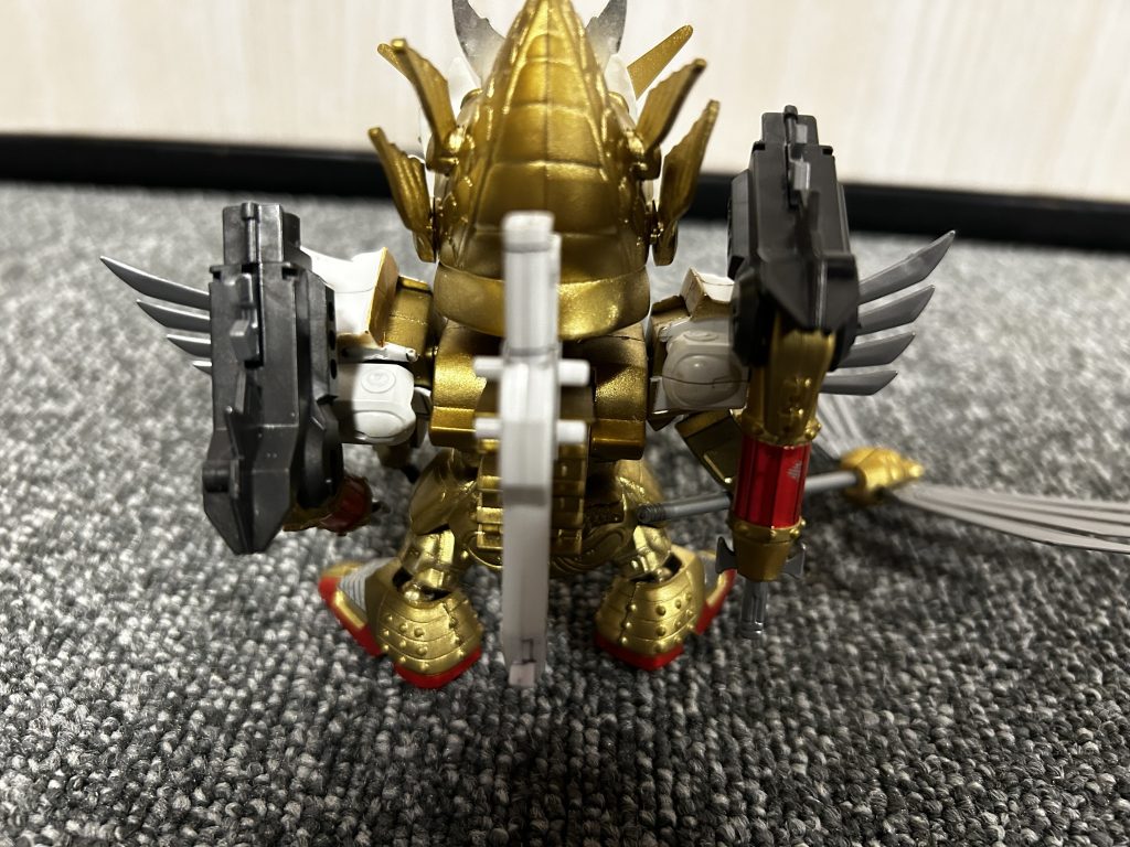 頭にガシガシ当たるんでヴェスバーの位置を外側になんかのHGの二の腕んとこと、ポリキャップで広げてます