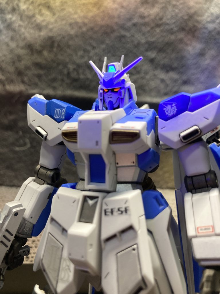 カメラアイとセンサーは蛍光塗料を使ったのでUVライトで光ります。