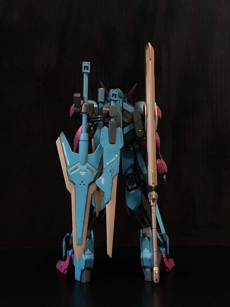 正面と裏側。キット付属のソードメイスの他、ダリルバルデの武装と、ルプスレクスのテイルブレードを鉾に加工したものを装備。ソードメイスのマウント部にはHG旧デスティニーなどのジャンクパーツを使ってます。