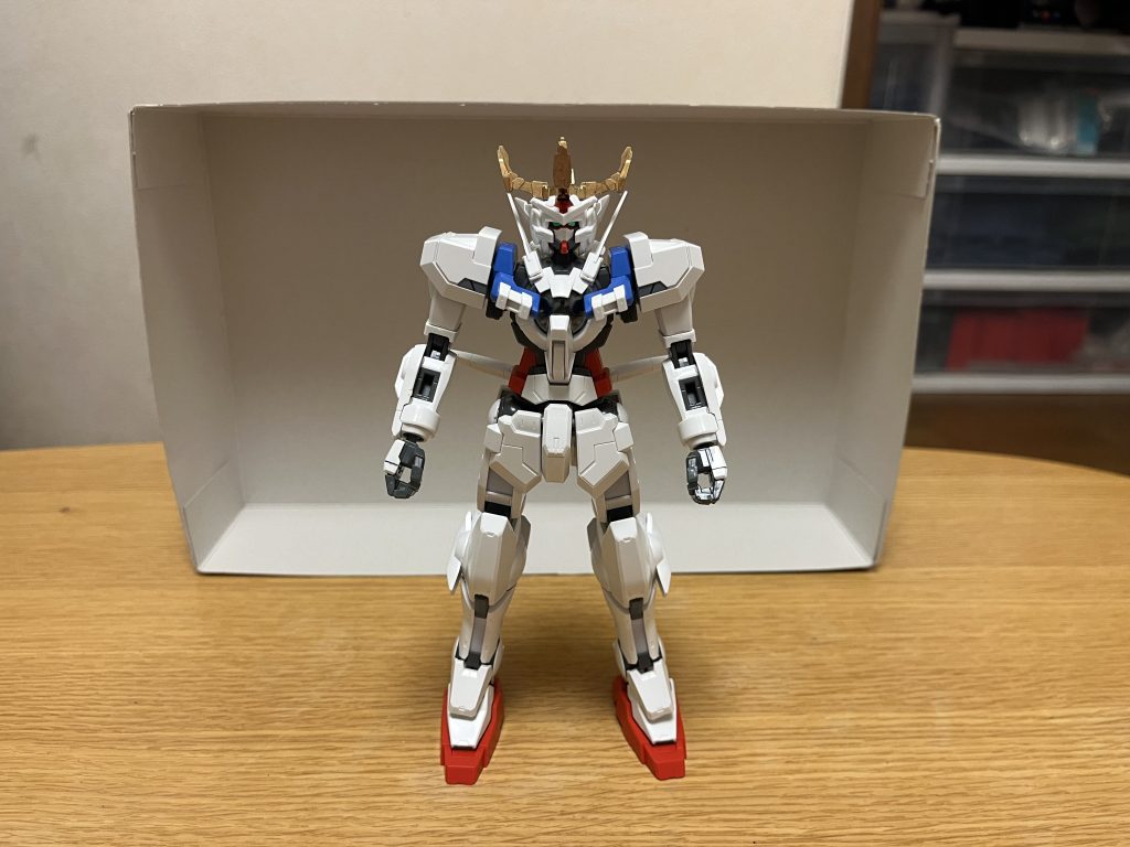 機体名: スーパーガンダムアストレア全高:34.5m重量:145.95tガンダムアストレア公爵が、デビルガンダムのオリジナルのDG細胞の力を吸収して、進化を遂げた巨大化形態にして最強形態。略称は、スーパーアストレア。本機のパイロットとして、ガンダムアストレア公爵を開発した科学者自らが搭乗しており、本来であれば「過度の薬物投与によって徹底的に強化された生体CPU(エクステンデッド)専用機」のデストロイガンダムですら軽々と使いこなすほどの操縦技術を持っており、本機の以下の圧倒的な強さを堅持している。科学者の名は「スーパーウェザー」。一見すると低姿勢で物腰柔らかく見えるが、本性は非常に貪欲にして冷酷な性格。特に力への欲望と執着が凄まじく、さらには手に入れた力で人々を蹂躙したり弄ぶ事にも快感や満足感を覚えるなど、本物のマッドサイエンティストでもある。元々は医者をやっていた男性だったが、生命の研究に没頭しても生きる意味を見つける事ができず、虚しさと酒に溺れる日々の末、生きる意味を見失っていた。そんなある日、彼はDG細胞という未知のテクノロジーに出会い、その強大な力に魅せられて感動。それ以降、彼は「人を救う医者」としての信念を完全に捨て去り、生きる意味を「DG細胞の力を得ること」に見出し、DG細胞の技術を極めた末、遂には自らにも人体実験を繰り返すようになる。その頃から自らを「ドクターウェザー」と名乗り始めるようになり、様々な成果を経て、DG細胞の力を宿すアストレア公爵を完成させたものの、それでも力への欲望は満たされる事なく、遂にはオリジナルのDG細胞を手に入れ、本機に注入。更なる高みへと昇華したアストレア公爵は、本機へと進化。それに伴い、彼も「スーパーウェザー」へ改名するのだった。そんな彼は、技術力のみならず、とある勢力さえも掌握していた。それが後述する組織「ギャラルホルン」。ギャラルホルン「機動戦士ガンダム 鉄血のオルフェンズ」に登場する組織なのだが、IF版では連邦軍上層部に創設された精鋭部隊という扱いになっており、あくまで表向きは「平和維持」を目的としている。だが、その実態は、連邦軍上層部(それも腐敗と保身に塗れた連中の面々)が「連邦軍および連邦政府の権力回復」「連邦による独裁政治」を目的として、数々の不正を働きやすくするための組織であり、言うなれば「連邦政府の腐敗そのもの」とも表現できる。だが、それ以上に問題として、この組織の最高地位は「皇帝」であり、ギャラルホルンはあくまで皇帝の手駒でしかない。そして、皇帝として君臨する存在こそ、他でもないスーパーウェザーであり、つまるところギャラルホルン(そして上層部の面々)は「スーパーウェザーの傀儡」でしかない。そのためスーパーウェザーが率いるギャラルホルン、不正と腐敗を許さない連邦軍総司令のキオ・アスノが率いる連邦軍本部、連邦軍でも強い発言力と反コーディネーター思想の強いムルタ・アズラエルが率いるブルーコスモスの3者は、同じ連邦軍内部の組織でありながら、完全に反目・対立し合っている。