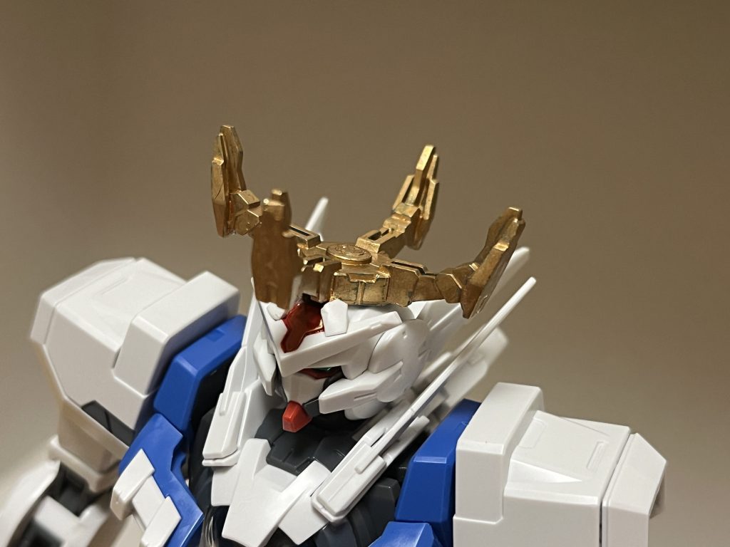 外観・性能通常のMSの倍近くまで巨大化しており、アストレアケープマントとGNウェザーソードは無くなっている他、左腕に装備されていたGNウェザーブレードは巨大化と同時に右腕に移動・装着している。頭部には、王冠のようなパーツも追加されている。その強大な力は、デビルガンダム最終形態さえも凌駕し、その気になれば軽く大陸一つを破壊できるほど。オリジナルのDG細胞本機のパワーアップに使用される金属細胞にして、デビルガンダム本体から直接生成された本来のDG細胞。しかし、実はこのオリジナルの細胞には、闇のDG細胞にも劣らない強大な力を秘めており、その強化度合いは、通常タイプのDG細胞とは桁違いに高い。だが、「受けるダメージがパイロットにもフィードバックされる」欠点は通常のDG細胞と変わらないだけでなく、オリジナルであるが故に精神汚染の危険性も孕んでいる為、パイロットの高い精神力で抑え込む必要がある。ただ、パイロットの強い欲望にも適応力があり、貪欲なパイロットであれば、精神汚染のリスクは無い。アンリミテッドエンジンエネルギー生産量が100倍以上に向上し、核エンジンを遥かに上回る莫大なエネルギーを獲得している。攻撃能力巨大化しているが故に、その攻撃力とパワーは当然ながら凄まじく、PS装甲やナノラミネートアーマーを持つMSすらも簡単に握り潰してしまうほどで、ハーデスインパルスガンダム黄泉冥王と同等かそれに限りなく近いとされる。勿論、通常のパンチやキックだけでもPS装甲やナノラミネートアーマーを持つMSすらも一撃で破壊してしまう。また、両腕部と両脚部には、高エネルギー収束機器が引き続き内蔵されており、生み出せる破壊力も進化前から爆発的に強化された事に加えて、常時使用可能になった事で、その威力をさらに大幅に引きげられる。機動力・スピードアストレアケープマントが無くなった事によって、その巨体に反して運動性が高まっている。また、反応速度と回避性能も非常に高く、亜光速レベルで動く敵にも対応できる。推進力・機動力・飛行能力も飛躍的に向上しており、亜光速に達するほどの加速さえ可能にしており、宇宙空間、空中戦問わずに、超絶的な高機動戦闘や、オプション装備なしでの大気圏突入・離脱が可能になっている。しかも、亜光速レベルの加速を行使しても、機体やパイロットに対するリスクが一切発生しない。総合的な機動力は、フォースインパルスガンダムエクストリームやハーデスインパルスガンダム黄泉冥王には一方劣るが、反応速度と運動性についてはハーデスインパルスガンダム黄泉冥王を僅かに上回り、その差を充分にカバーできる。防御力・耐久性本体の防御力も桁外れに強化されており、アストレアケープマントを用いる事なく、ノーガードで陽電子砲の直撃を無傷で耐えるほど。「本機がダメージを受けると、そのパイロットにもダメージが伝わる」というDG細胞を使用する場合の欠点は引き続き存在するが、その防御力の高さ故に、ビームライフル程度であれば、パイロットにダメージは伝わらない。また、オリジナルのDG細胞の力があまりにも強大である為、敵のあらゆる特殊能力でも、本機の機能や能力を無効化できないようになっている。