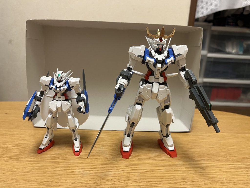 進化前への一時的な退化上記の大きさを自在に変化させる能力の応用と言うべき能力であり、進化前のガンダムアストレア公爵の姿に任意で戻る事が可能。本機の大きさ・重量・武装は、進化前のガンダムアストレア公爵のものを完全再現する形で元通りになり、アストレアケープマントとGNウェザーソードも復活する。ただし、その間は気象操作能力とデザイアーシステムは使用不可能になる。当然ながら戦闘能力についても、この形態よりも大きく低下するが、それでも進化前を上回る。※前回紹介したガンダムアストレア公爵は1/144スケールのキットを使用しましたが、今回は1/100スケールのキットを使う事で、ここぞとばかりに大きさの違いを意識した独自設定を作るのに生かしました。