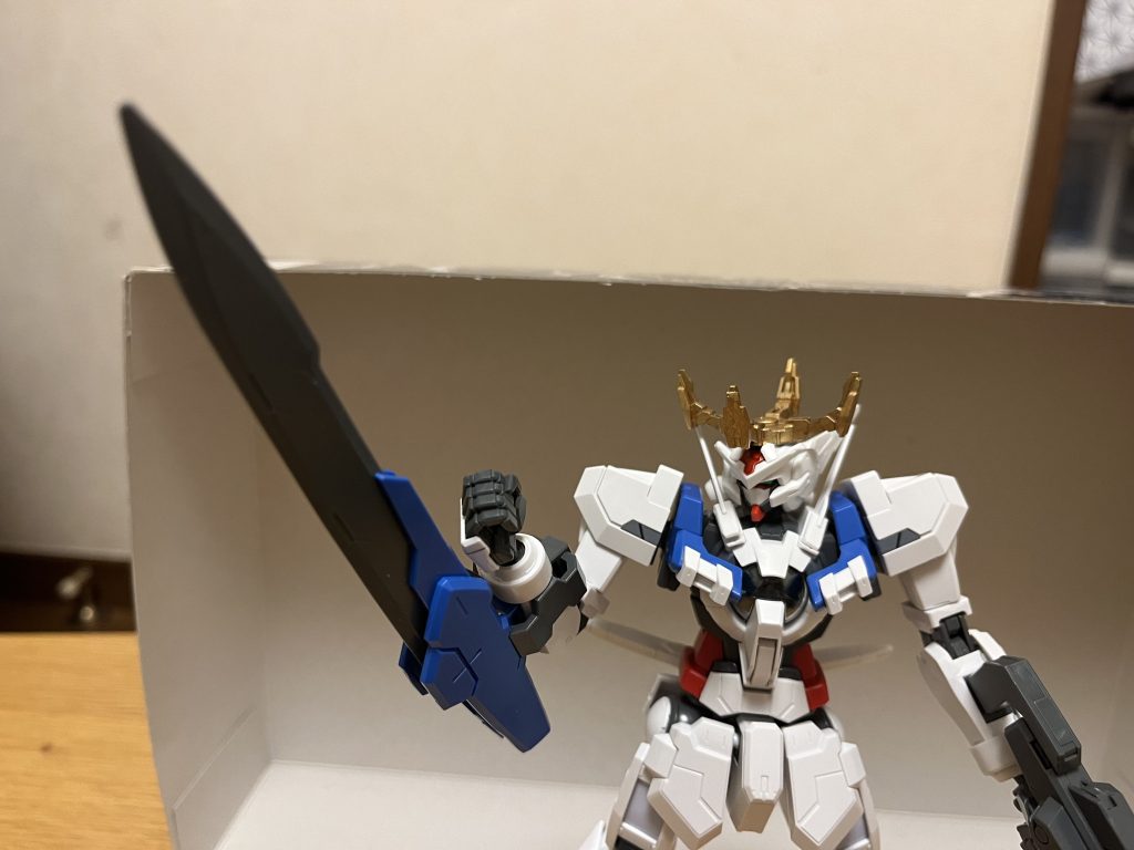 GNウェザーブレード進化前の時は左腕に装備されていた武装だが、こちらでは右腕に装備されている。斬撃力と破壊力は、遥かに強力になっており、PS装甲やナノラミネートアーマーすら紙のように斬り刻み、戦艦すら一太刀だけで真っ二つにしてしまうほど。