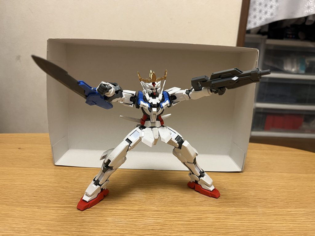 武装この形態では、高い運動性を生かした格闘戦と砲撃戦、後述する気象操作能力を存分に発揮する攻防戦を得意としている。主武装となるGNウェザーブレードとGNウェザーキャノンは、高出力ビーム兵器の直撃にも物ともしないほどの耐久性と強度を誇るだけでなく、通常は本機内部に粒子化して収納し、必要に応じて手元に召喚する事もできる。GNウェザービーム砲進化前から引き続き使用可能。詳しくは後述。GNウェザーブレード進化前から引き続き使用可能で、右腕に装備された実体剣。詳しくは後述。GNウェザーキャノン新たに使用可能となった武装で、左腕のビームキャノン。詳しくは後述。ビームサーベル進化前から引き続き使用可能で、腰に予備用として2基装備されているが、進化前の2倍の出力を誇る。必殺技ウェザーストームブレードGNウェザーブレードに空色のエネルギーを収束させて斬りつける。ウェザーストームキャノンGNウェザーキャノンから空色の極太ビームを放つ。特殊機能進化前における特殊機能は健在であり、この形態でも全て使用可能になっている。ミラージュコロイド・ステルス「機動戦士ガンダムSEED」に登場する光学迷彩システム。このシステムは、本来はエネルギー消費が激しいのだが、本機の場合はアンリミテッドエンジンの恩恵もあり、稼働時間は無制限となっている上、隠密性を確保しながら、飛行できる仕様になっている。分析システムメインカメラで捉えた戦況をリアルタイムで解析できる。こちらは、フォースインパルスガンダムエクストリームの超分析能力には遥かに及ばない簡易的な仕様。分身発生システムホログラムによって、本機の姿を立体映像で複数投影する事で、分身を作り出す。もちろん、分身に攻撃力や実体は存在しない為、主に陽動や牽制、幻惑や目眩しなどの用途で使用される。特殊能力気象操作能力この形態における最大の特徴の1つであり、強烈な日照・豪雨・落雷・竜巻・絶対零度の冷気と言ったあらゆる気象を増幅して技や攻撃に転用する。また、地球の天候を自在に操作する事も可能で、戦況を優位に進めることができる。この能力によって、「手から高熱や絶対零度の冷気を放つ」「雷雲を呼んで電撃を放つ」「雨を降らせる」「霧を発生させる」「竜巻を生み出す」「蜃気楼に身を隠す」など、気象を多彩な攻撃や技に転用できる。これらの能力は、わざわざ地球上でなくても、本機が直接発生させる事でも使用可能で、宇宙空間でも使用できる。さらに、これらの増幅した気象の力を、GNウェザーブレードとGNウェザーキャノンに込めて反映・付与する事で、攻撃力をさらに強化できる。デザイアーシステムこの形態における最大の特徴の1つであり、パイロットの欲望の強さに比例して、機体性能やパイロットの戦闘能力を強化するシステムであり、ホープシステムと同様の強化システム。ただし、パイロットの欲望の強さに比例した強化という性質上、意欲や戦意を無くしてしまうと戦闘能力が低下してしまう欠点も持っており、機能の一部ではホープシステムに劣る。だが、パイロットが貪欲な性格であれば、この欠点を気にせず高い戦闘能力を維持できる。もちろん、貪欲さが増せば、それに比例して、そこからさらなる強化も可能。オーラによる防御壁や念動力オーラを本機の周りに纏う事で防御壁・バリアを張ったり、オーラを使って周囲の岩や瓦礫などの物体を動かす事ができる。つまり、「周囲の瓦礫を動かして、敵に打つけたり、攻撃を防ぐ」「目に見えない防御壁で、敵の攻撃を緩和・防御する」など、攻撃にも防御にも使用できる。これによって、ただでさえも凄まじい本機の防御力はさらに強固かつ鉄壁と化しており、不意打ちでもしない限り、まともに攻撃を入れるのは極めて困難となる。正面からまともに攻撃を入れられるのは、フォースインパルスガンダムエクストリーム、ガンダムエクシアワイルドダークマター、ガンダムAGE-1ハイパーレッドホッパー、ハーデスインパルスガンダム黄泉冥王、エターナルフリーダムガンダムブルーフレア、プロヴィデンスガンダムブラックホールのような最強クラスのMSに限られる。大きさを自在に変化させる能力オリジナルのDG細胞と完全に適合する事で獲得・使用した能力。詳しくは後述。進化前への一時的な退化詳しくは後述。