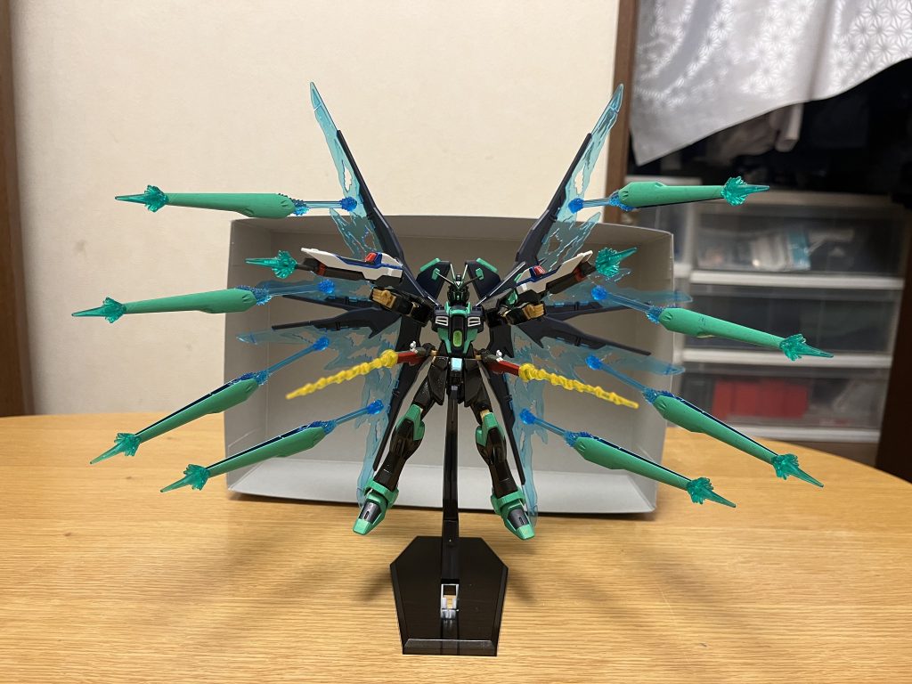 武装強化前の全武装は引き続き使用可能で、本機からの膨大なエネルギーを受けて、それぞれ出力・攻撃力・防御力などの性能が大幅に上がっている。クロノスチェーンソーガンDG細胞の力で実体化させた本機の新規武装であり、実体式チェーンソーとビームガンの機能を併せ持つ複合兵器。不使用時には粒子化し、いつでも収納・召喚できる。詳しくは後述。MMI-GAU27D 31mm近接防御機関砲×2頭部に2門内蔵されている機関砲。MA-M21KF 高エネルギービームライフル×2両手に2丁装備しているビームライフル。二挺拳銃スタイルによって異なる方向への敵機に対処可能な他、新たにライフル同士の連結機能が搭載されており、より高出力・長射程のビームを発射する事が出来る。この連結状態は「ロングビームライフル」と呼ばれており、原作ではデストロイガンダムの主砲一斉射でも破れなかったデスティニーガンダムのビームシールドを何度も打ち破る威力を見せている。本形態では、不使用時にはこの装備を粒子化し、いつでも収納・召喚できるようになり、使い勝手が大幅に向上している。一応、クスィフィアス3を動かして左右腰部にマウントする事自体は引き続き可能。MGX-2235 カリドゥス複相ビーム砲×1腹部に装備された高出力の複相ビーム砲。射角は限られるが、本機の搭載する武装の中でも特に高い威力を有し、構えずに撃てるため、乱戦などでは使い勝手が良い。また、砲口にもPS装甲が用いられているため、耐弾性も高い。MMI-M15E クスィフィアス3レール砲×2左右腰部に計2門装備された2つ折り式のレールガン。格納方式が小型・単純化されているが、威力は高く、PS装甲を持たないMSなら一撃で撃破できるほど。上述の通りビームライフルを粒子化して収納・召喚できるようになった為、「ビームライフルを両腰にマウントする間、クスィフィアス3を使用できない」という問題が解消されており、本装備とビームサーベルの同時使用も可能となった。MA-M02G シュペールラケルタ ビームサーベル×2腰部に2本マウントしているビームサーベル。柄尻で連結して薙刀状にすることも可能で、この連結状態は「アンビデクストラス・ハルバード」と呼ばれる。キラは、基本的に二刀流を好んで使用する。MX2200 ビームシールド×2両腕に計2基装備されたビームシールド。中央部からは光学防御タイプのビームシールドを発生させるのだが、防御力も大幅に上がっており、高出力ビームはおろか陽電子砲ですら防ぎ切るほど。EQFU-3X スーパードラグーン 機動兵装ウイングヴォワチュールリュミエールスターゲイザーに搭載されていた惑星間航行用推進システムの発展形である光パルス高推力スラスター。その繊細な操作には優れた判断力と熟練が要求される為、キラ以外が性能を最大限に発揮することは困難である。重量こそ増加しているが、出力が大幅に強化されている為、機動力・運動性・飛行能力は低下していないどころか、むしろ若干高められているほど。武装プラットフォームからスーパードラグーンをパージする事で、スラスターを最大限に活用でき、基部から青白い光の翼を放出し、より驚異的な高速戦闘が可能となる。スーパードラグーン自体に搭載された小型ヴォワチュールリュミエール機能の出力と機動力も大幅に向上した事で、スーパードラグーンを大気圏内でも使用可能となった為、地上や重力下であろうと最大機動力を発揮できるようになった。MA-80V スーパードラグーン ビーム突撃砲×8本機の背部ウイングに搭載されたドラグーンシステムであり、複数の敵機を多角的に同時攻撃するオールレンジ攻撃を可能としており、強化前とは違って大気圏内でも使用可能。旧フリーダムでは対応不可能だった背面のカバーが可能となり、対ドラグーンの迎撃も現実的になった事で、宙域戦では死角が無くなった。ドラグーン端末の各1門には、ビーム突撃砲が内蔵されており、高い連射性や威力を持つ他、砲口からはビームスパイクを展開する機能まで備えており、オールレンジ攻撃によってビームを広範囲にばら撒く事が可能。ただし、こちらも空間認識能力を必要とするドラグーンシステムの一種でもあり、加えてキラをパイロットと想定した改良が施されている為、他のパイロットでは使いこなせない。