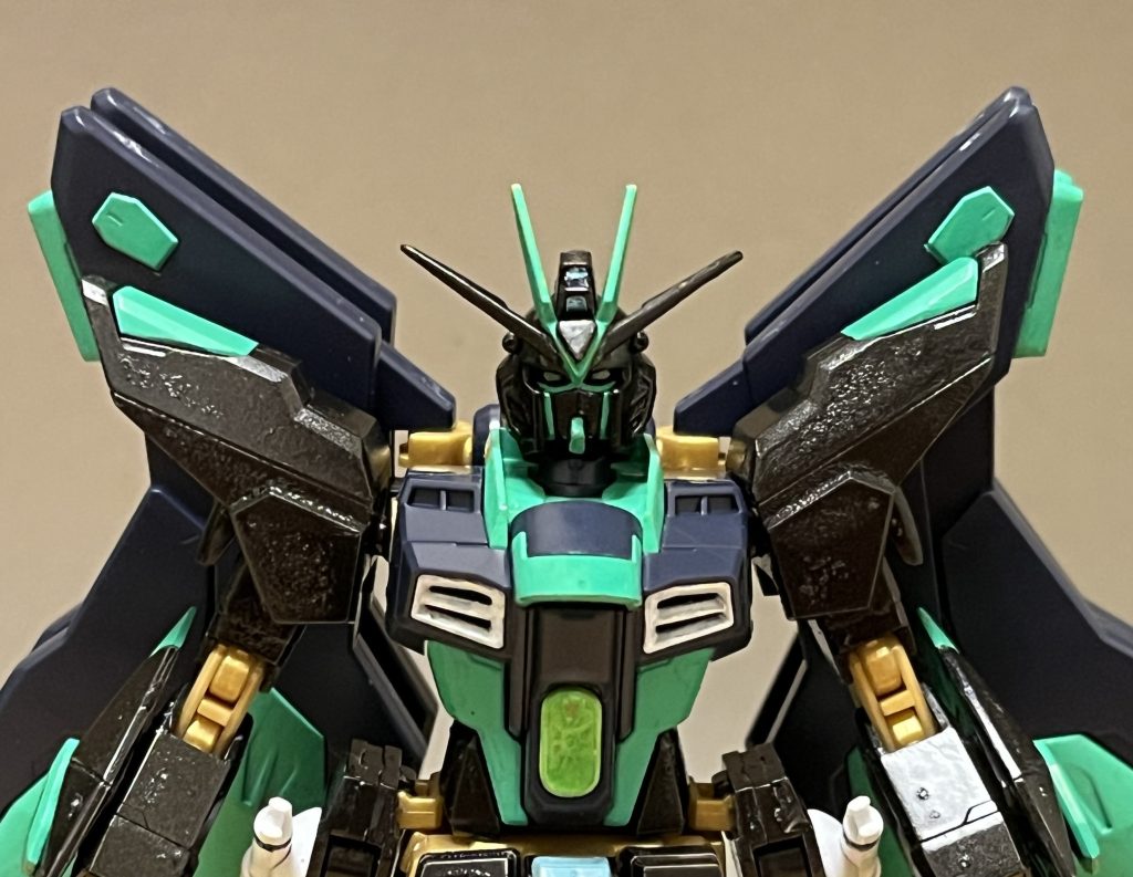 外観原型の金色のフレームはそのままに、全体的なカラーリングが黒と緑へと変化している。