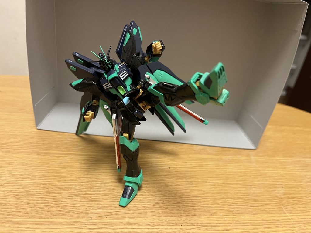 基本性能DG細胞の力を受けて、全ての性能は大幅に強化されている。DG細胞本機が感染しているDG細胞は、人工的に作られた通常タイプであり、通常の人間であれば心身を侵食され、精神にも影響を与える危険性が孕んでいるが、キラの場合はDG細胞を使えるだけの精神力を持っており、精神や肉体に与える危険性を克服している。加えて、キラ自身のDG細胞との適合率は90%という非常に高い数値であり、後述の驚異的なスペックへと繋がっている。ちなみに、キラの強い精神力の要因は、元々アークエンジェル時代からキラ自身が極限状況まで戦い続けていた事、その間に「自分の仲間を傷つけたくない」という深層心理が強く働き続けた事であり、仮にキラに精神汚染が起こった場合でも「暴走の矛先が仲間に向かない」ようになっている。動力源引き続きハイパーデュートリオンエンジンが搭載されているが、DG細胞の力でエネルギー生産量が大幅に強化されている。機動力・スピード原作と同様に、背部には「スーパードラグーンを兼ねた可変式機動兵装ウイング」を搭載しており、重力下でも飛行可能となっており、極めて高い機動力と攻撃性能を発揮する。詳しくは、後述を参照。防御力・耐久性本機のVPS装甲は、「ロングライフチャージフェイズ装甲」へと変化している。略称は、LLCP装甲。この装甲は、エネルギー消費によって流した電流をそのまま蓄積・吸収する事で、防御力が時間経過で上昇する仕組みであり、しかも全身装甲のみならず、PS装甲にとっても弱点となり得るはず「フレーム部分」も同様にLLCP装甲が備わっている為、関節部を狙う戦法もあまり通用しなくなっている。しかも、初期状態の時点でも核ミサイルを安全に受け止められる防御力を備えており、倒すどころかダメージを与える事すら非常に困難なレベルの防御力を獲得している。DG細胞を使用するMSに共通する「MSが受けたダメージがパイロットにもフィードバックする」という欠点は存在するが、これについても時間経過による防御力上昇に比例して、受けるダメージ量も少なくなる。ちなみに強化前が持つ「各装甲を細分化し機体動作に連動させる」スライド機構は、引き続き健在であり、運動性も非常に高い。攻撃能力それぞれ腕部と脚部には「攻撃を与えるごとに、本機の物理的打撃力を10%上昇させる」という機能が追加されており、通常のパンチやキックは、長期戦になるにつれて強力になっていく。初期状態におけるパンチやキックの威力も非常に強力であり、PS装甲やナノラミネートアーマーにもダメージを与えるほど。この為、従来では不可能だった武器を用いない徒手空拳が可能となっており、ハーデスインパルスガンダム黄泉冥王にもある程度食らいつけるようになった。