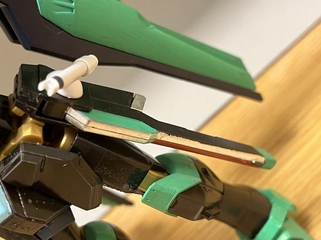 ※ちなみに、レール砲は合わせ目を逆利用して、仮面ライダークロノスの腰のローブを、塗装でそれっぽく再現してみました。