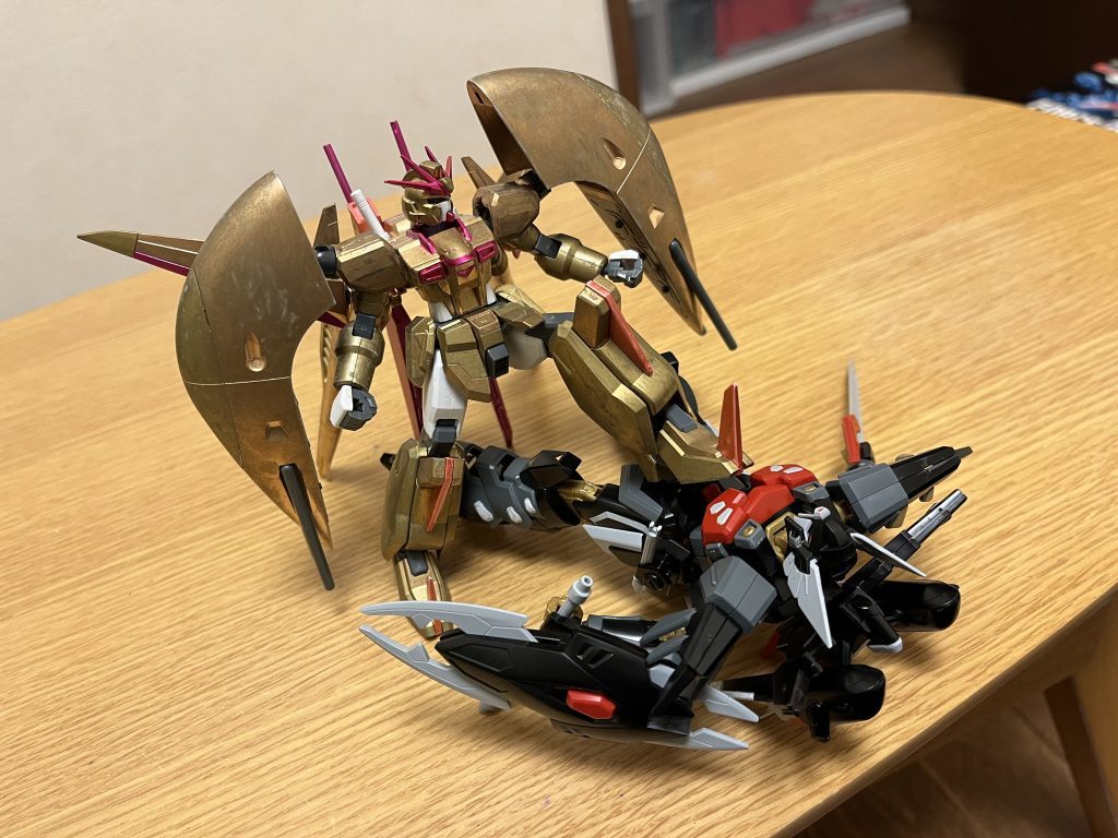 ハーデスインパルスガンダム黄泉冥王とは、ほぼ全ての面で相性が最悪(その理由はこちらを参照)であり、本機単独では勝負にならず(しかも騎士道精神に則った正々堂々とした一騎打ちで)簡単にねじ伏せられ、上位機種のカルラと共闘しても、ダメージを与えられず、まとめて圧倒されている。