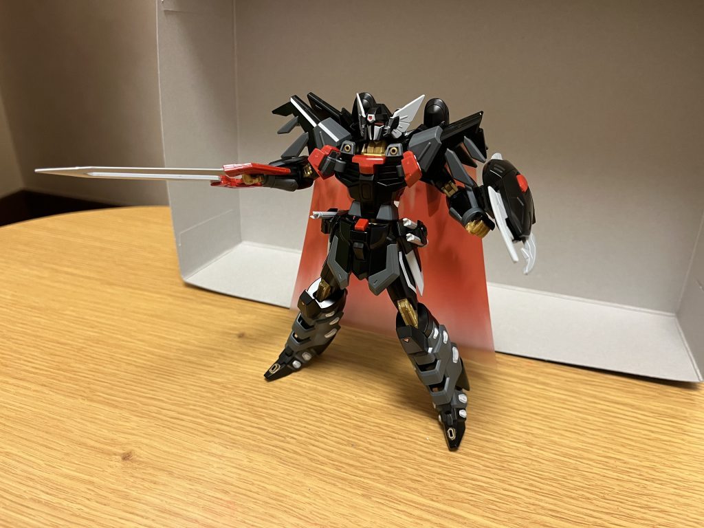武装本機は、シュラが好む「一騎打ち」に合わせて近接格闘戦に特化しており、さながら舞踏のような回転を織り混ぜた高速格闘戦だけでなく、多数の近接武器を状況に応じて適切に使い分け、敵エースのMSを確実に狩るのに特化したカスタマイズがされている。VIG-E3/M 近接対装甲刀 ディス・パティールジャマダハルに近い形状の大型ヒートソード。刀身の赤熱化によって、並大抵の実体シールドを簡単に両断できる斬撃力を有する。使用しない場合は腰の後ろ側にマウントする。OWC-M5A2 ビームサーベル腰のサイドアーマーの右側に1基、左側に2基装備されている(恐らく利き手に合わせた配置)。連結機能を有しており、片方は柄を連結させることで薙刀状の「ツインビームサーベル」にすることができる。この状態で非連結状態のビームサーベルを構えた変則三刀流で戦う事も可能。OWC-2800F ビームソード両足の爪先に装備されたビーム兵装。配置としてはイージスガンダムような直接出力するタイプで、蹴りに合わせた斬撃で使用される。OTS-E3/M ロック・シールド スヴァローグ上下にそれぞれ小大の挟み込み型のヒート式クローを装備した実体シールドであり、中央部にはビームシールド発生装置も内蔵している。盾部分は、FT装甲製でありながら、本体よりも分厚く、ビームシールドに頼らずとも、ビームサーベルやレールガンの直撃にも耐えるほどの防御力を有しており、ビームシールドも合わさって、ブラックナイトスコードのMSの中でも最上位クラスの防御性能を誇る(ビームマント抜きであれば、ガンダムブラックナイトスコードをも上回るほど)。さらに、クローを内蔵している関係上、盾そのものを斬撃武器として扱える他、小型クローはワイヤーによる射出が可能。※ビームシールドは、クリアのプラ板を使いました。VIG-M70C 近接短針投射システム本機最大の隠し玉とされる武装であり、胸部装甲を展開し、大量の硬質ニードルを高速連射し、敵機を滅多刺しにする。PS装甲を無効化可能な実体兵器であり、長時間かつ同時に面で実体攻撃する為、膨大なエネルギー消費によるフェイズシフトダウンを引き起こすだけでなく、更にはPS装甲で覆い切れない駆動部やセンサー等脆弱な部分やフェイズシフトダウンした装甲も貫通させられる。実際に劇場版でも、フェイズシフトダウンする前のライジングフリーダムガンダムに使用してVPS装甲を突破してみせている事から、大抵のレールガン以上の威力を1発1発が有しているという事になる。防御を当てにした相手をコクピットごと串刺しにしてしまう強力な武装だが、硬質ニードルの収納スペースの関係上、一度の出撃で1回しか使う事ができないので、文字通り基本的には必殺の使い切り武装である。ただし、オリジナル版では、ライジングフリーダムのみならず、イモータルジャスティス(と言うよりもそのパイロットの実力)の存在を警戒した隊長補佐の進言と提案を受けて、両機を確実に仕留める目的で「収納スペースの見直しと拡張を行いつつ、ニードルの2倍増量する」という少々強引な改造が行われ、何とか2回目の発射を可能にした。これによって、ライジングフリーダムは難なく行動不能にできたが、イモータルジャスティスは「敢えてフェイズシフトダウンしながら、真横に避けて、すぐに再度装甲を展開する」という荒業によって、右脚部に掠りつつも、直撃はせず(奇跡的に稼働範囲にも影響がない)、着弾による電力消費も上手く回避に成功している。有効射程の都合上、使用される状況はおおよそ格闘最中の相手の虚を突いた不意打ち、騙し打ちが基本。言ってしまえば読んで字の如くの含み針であり、騎士の名を冠する機体にしては騎士道精神の欠片もない武装だと言わざるを得ない。