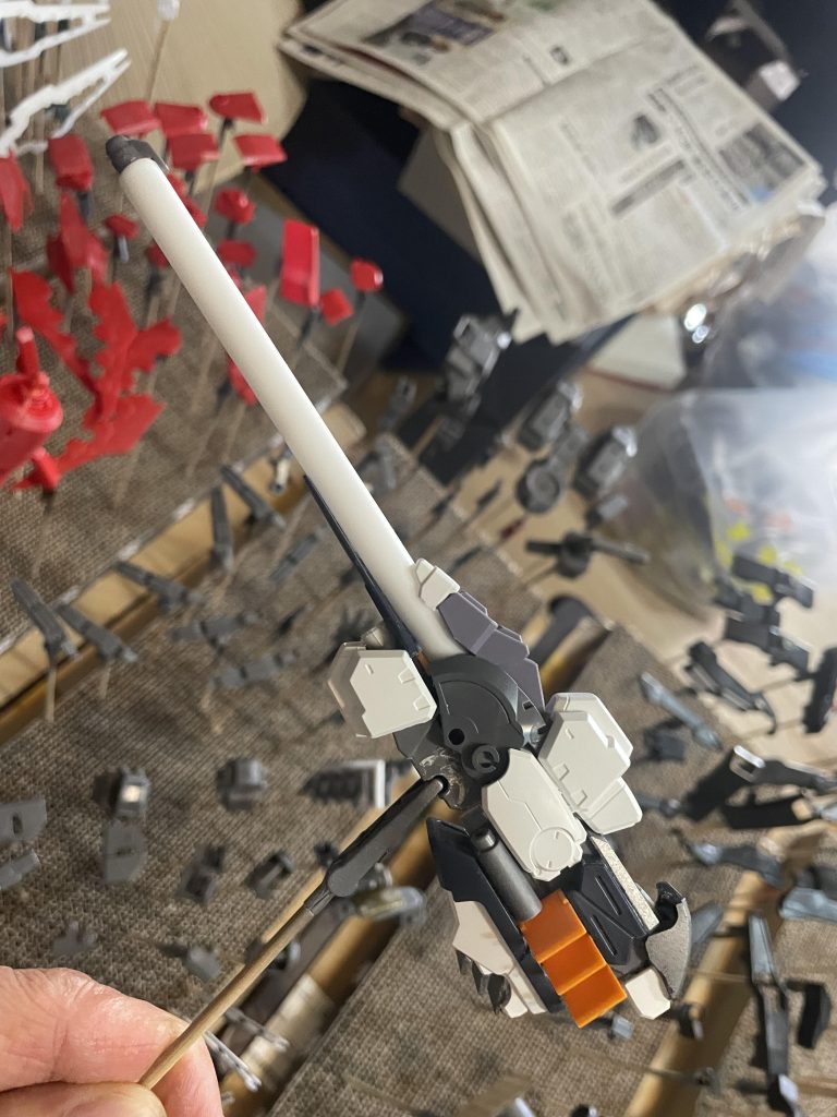 滑空砲の細い砲身が気に入らなかったので、プラパイプで新造しました。TR-5フライルー　ギガンティックアーム装備のあまりパーツでゴテゴテ感を出しました。