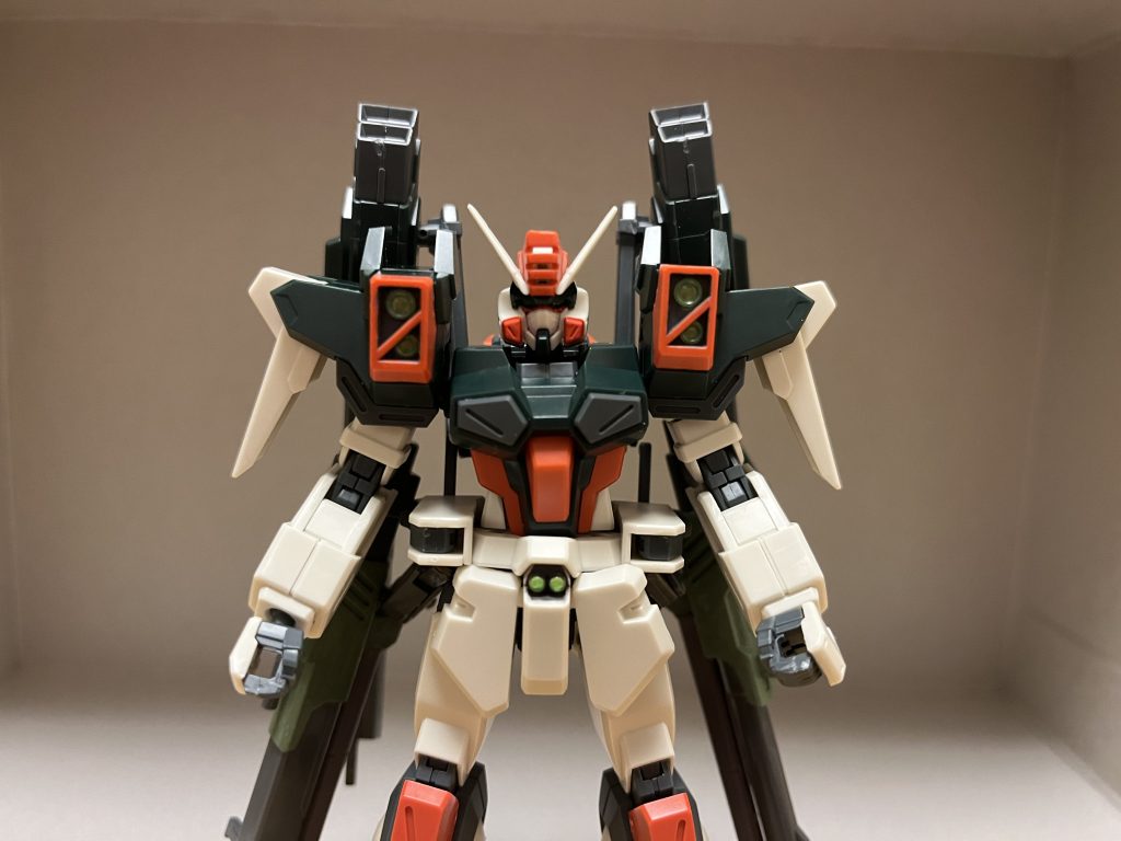 外観原作のライトニングバスターとの相違点として、両腰には本形態の新規武装としてガンランチャーと収束火線ライフルが装備されている。このガンランチャーと収束火線ライフルは、旧バスターの特徴だった2つの大型砲を強化発展させた代物である。