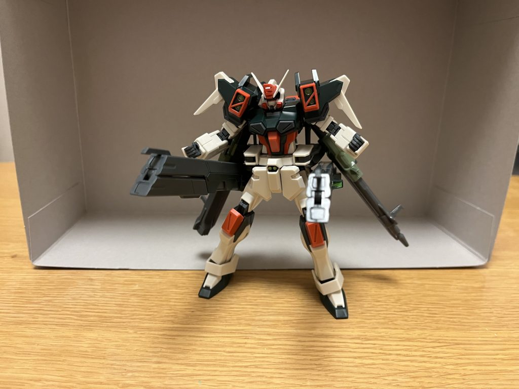 武装見た目は原作のライトニングバスターから変化が少ないが、実は本体そのものは大規模改修が施されており、性能面は大幅に強化されている。77式多目的誘導弾発射筒強化前と同一の武装で、バックパック中央に搭載された6連装ミサイルポッド。MMI-KX815 高エネルギービームガン強化前と同じく、両腰に一門ずつ設置されたビーム砲。ガンランチャーと火線ライフルを外し、サイドスカートに格納されていたそれらの接続アームと入れ替える形で装備された。通常は折れ曲がった状態で格納され、使用時には前方に展開する。本形態への改修によって、グリップを保持せずとも発射可能となっており、グリップを保持する用途は「射撃精度を高めるため」に置き換わっている。MA-X60S/D 複列砲身多目的砲強化前と同じく、バックパック左右に一門ずつ設置された大型ビーム砲。折り畳んだ状態でも2連装砲として機能する他、砲身を展開する事で長距離砲撃も可能。砲身の方向の関係上、2連装砲は両腰で抱えて使用され、長距離砲撃は基本的に両肩で抱えた状態で使用される(その気になれば、どの形態でも両腰と両肩のどちらでも使用可能)。この装備1門だけでも、ガンランチャーと収束火線ライフルの役割を果たせる為、より素早く両腰・両肩に展開、砲撃が可能。本装備そのものはガンランチャーと火線ライフルの連結機構がオミットされているが、旧バスターの特徴だったガンランチャーと火線ライフルが新規武装として復活した事で、連結機構はあちらで復活した形となる。威力も強化されており、2連装砲としてもFT装甲に有効打を与えられる上、砲身の展開状態ではアグニやバラエーナに匹敵する大出力を誇る。本形態への改修によって、グリップを保持せずとも発射可能となっており、グリップを保持する用途は「射撃精度を高めるため」に置き換わっている。MA-X62S/D 350mmガンランチャー本機の新たな主兵装の一つとして、右腰のサブアームに接続されたレールガン方式の散弾砲であり、かつて旧バスターの主兵装だったガンランチャーを強化したもの。目標を複数破壊する全体攻撃に特化しており、内口径サボット弾・ロケット弾・ミサイルなど、複数種類の弾頭が用意されている。威力も高く、FT装甲を一撃で破壊可能とするほど。後述するティルヴィング ビームソードを併用した格闘兵装として運用される為、強度と耐久性が極めて高く、ビームライフルの直撃に無傷で耐えられる他、ビームサーベルや対艦刀をも安全に受け止められるほど。両腰への接続状態であれば、グリップを保持せずとも発射可能。MA-X63S/D 94mm高エネルギー収束火線ライフル本機の新たな主兵装の一つとして、左腰のサブアームに接続された大型ビームライフルであり、かつて旧バスターの主兵装だった収束火線ライフルを強化したもの。これだけでも戦艦の主砲を遥かに上回る大火力を誇り、その威力はアークエンジェルのゴットフリートの3倍以上という破格の高出力で、しかも大口径ながら単独でも扱いやすい。後述するティルヴィング ビームソードを併用した格闘兵装として運用される為、強度と耐久性が極めて高く、ビームライフルの直撃に無傷で耐えられる他、ビームサーベルや対艦刀をも安全に受け止められるほど。両腰への接続状態であれば、グリップを保持せずとも発射可能。MMI-790 ティルヴィング ビームソード収束火線ライフルとガンランチャーの下部に、それぞれ1基ずつ装着されたビーム併用タイプの小型対艦刀。原型機では想定されていなかった接近戦への対応策であり、装着された実体刃のみでもFT装甲を破壊可能な攻撃力を有し、収束火線ライフルとガンランチャーをそのまま近接兵装として運用できるようになっている。加えて、刀身からビーム刃が形成可能となっており、2門の大型砲自体の質量も相まって、PS装甲はおろか、陽電子リフレクターやビームシールドをも一刀両断するほどの斬撃力を生み出す。ビーム刃については、両腰から大型砲を外す必要があり、両腰への接続状態では使用不可能。名前の由来は、北欧神話に登場する魔剣「ティルヴィング」。連結機構旧バスターの最大の特徴であり、ガンランチャーと収束火線ライフルを連結する事でサブジェネレーターを直結させ、より高威力の攻撃を可能とする。本来、この連結状態における射撃は、バレルにかかる負荷も増すのだが、本機の場合、耐久性の大幅向上と冷却装置の搭載によって、短時間の連射すらも可能としており、さらに本機はこれを片手で扱えるほどのパワーを有している。こちらの連結状態でも、同じようにティルヴィング ビームソードが使用可能なだけでなく、ビーム刃も最大出力となって斬撃力が大幅に上がり、戦艦ですら一刀両断できるようになり、その耐久性の高さから、むしろ槍やメイスの如く扱えるようになる。ただし、使用する際には、両腰から2門の大型砲を外す必要があり、両腰への接続状態では使用不可能。対装甲散弾砲ガンランチャーを前面に向け、収束火線ライフルを後に連結した広域制圧モード。複数の目標に対して有効打となる上、散弾ながら一発一発が高い威力を持ち、艦艇の装甲やFT装甲を容易く貫通するだけでなく、PS装甲にも有効打を与えられるほど。超高インパルス長射程狙撃ライフル収束火線ライフルを前に、ガンランチャーを後に連結した高威力・精密狙撃モード。アグニやバラエーナをも遥かに凌駕する凄まじい威力を誇り、超遠距離からMSや戦艦を複数まとめて貫徹し、その気になれば陽電子砲でさえ相殺可能とするほど。ちなみにビームの色は、中心が赤、周りが黄色という独特なタイプ。