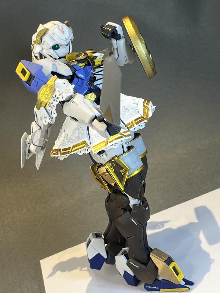 2024年初頭に美プラを改造してソウルキャリバー6のキャラ、カサンドラを作ったのですが、ついでに姉のソフィーティアをちゃちゃっと作ってみるかと、フルメカニクスエアリアルの頭部をアチェルビーに差し替えたのを作ってXに投稿しました。今回、展示会にもっていくために半端な出来栄えだったエアリアルソフィーティアを1週間でディティールアップしてそれなりに見れるように仕上げました。