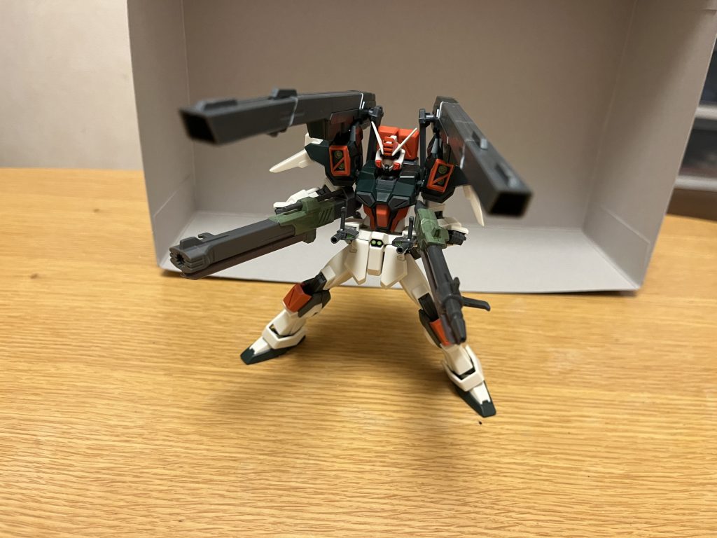 性能見た目は原作のライトニングバスターから変化が少ないが、実は本体そのものは大規模改修が施されており、性能面は大幅に強化されている。動力源核動力からハイパーデュートリオンエンジンに交換されており、強化前ですら無限に近い稼働時間と高出力を得ていた本機は、出力が大幅に強化されている。また、引き続き両膝にも予備電源が設置されており、複数の大型砲の使用による運用時間短縮を抑えている。コックピット強化前と同じく、ザクウォーリア等のニューミレニアムシリーズのものが流用されている。機動力・スピード総合的な機動力は大幅に強化されており、旧フリーダムガンダムと同等以上に高まり、大気圏内での単独飛行が可能となっている。重量は強化前からさらに増加し100tを超えたが、それでも元来の高い運動性は依然として健在で、素早い砲撃が可能。特に背部と両肩部のメインスラスターは、その内の1基だけでも地球環境下を自在に飛び回れるほどの推進力を生み出している他、他の各部スラスターも大幅に出力が強化されており、メインスラスターに頼らずとも従来通り地表や水上をホバー移動が可能となっている。防御力・耐久性引き続き装甲は、VPS装甲を採用されており、実体兵器に対して高い防御力を誇る。攻撃能力について詳しくは後述の武装を参照。