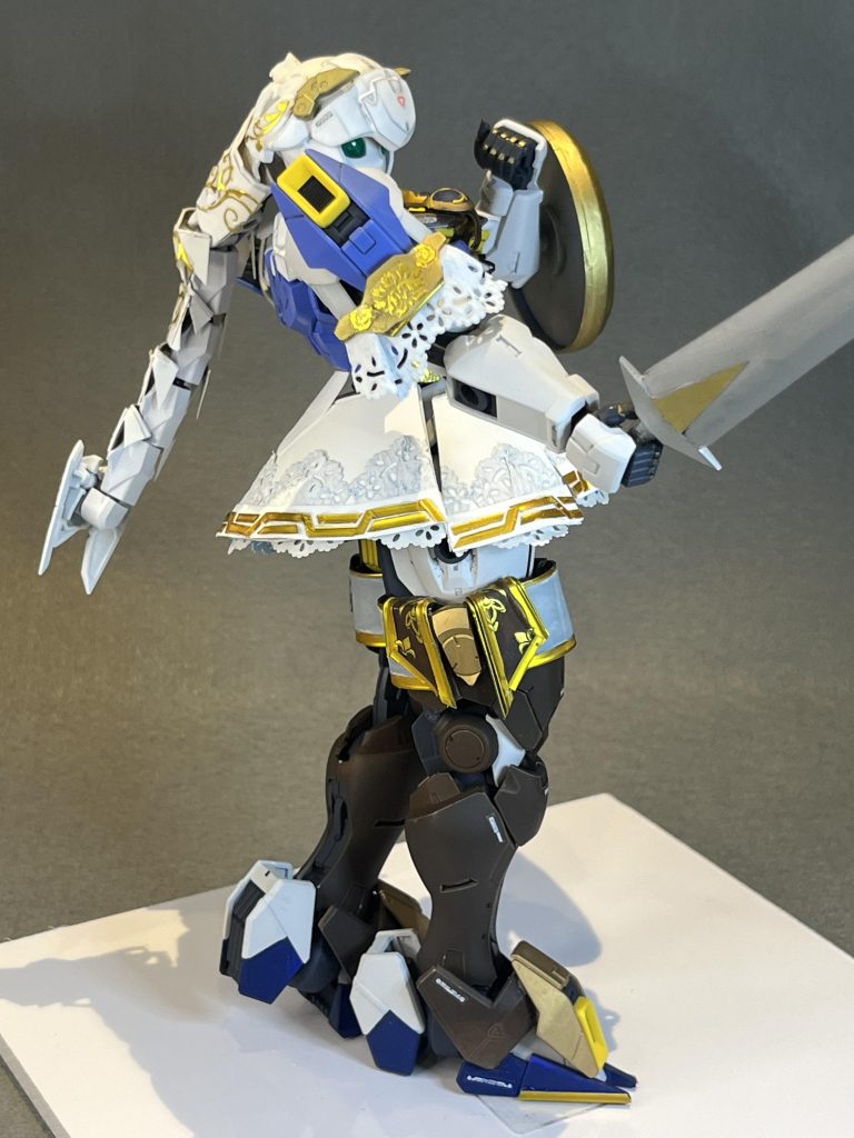 限られた時間で仕上げていったので細かい工作はしていないのですが腰のスカート部分の金の模様はけっこう細かくて時間がかかって焦りながら作業しました