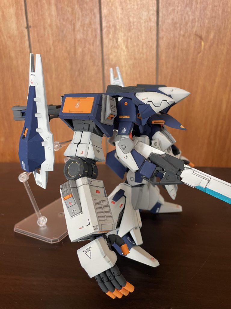 二の腕の装甲は分割してみました。