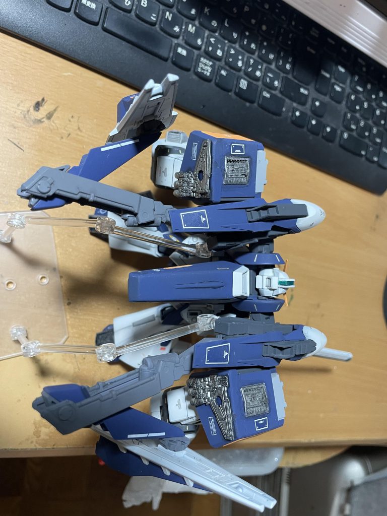 肩の天板と後部にはゴチャメカパーツを埋め込みと貼り付け。