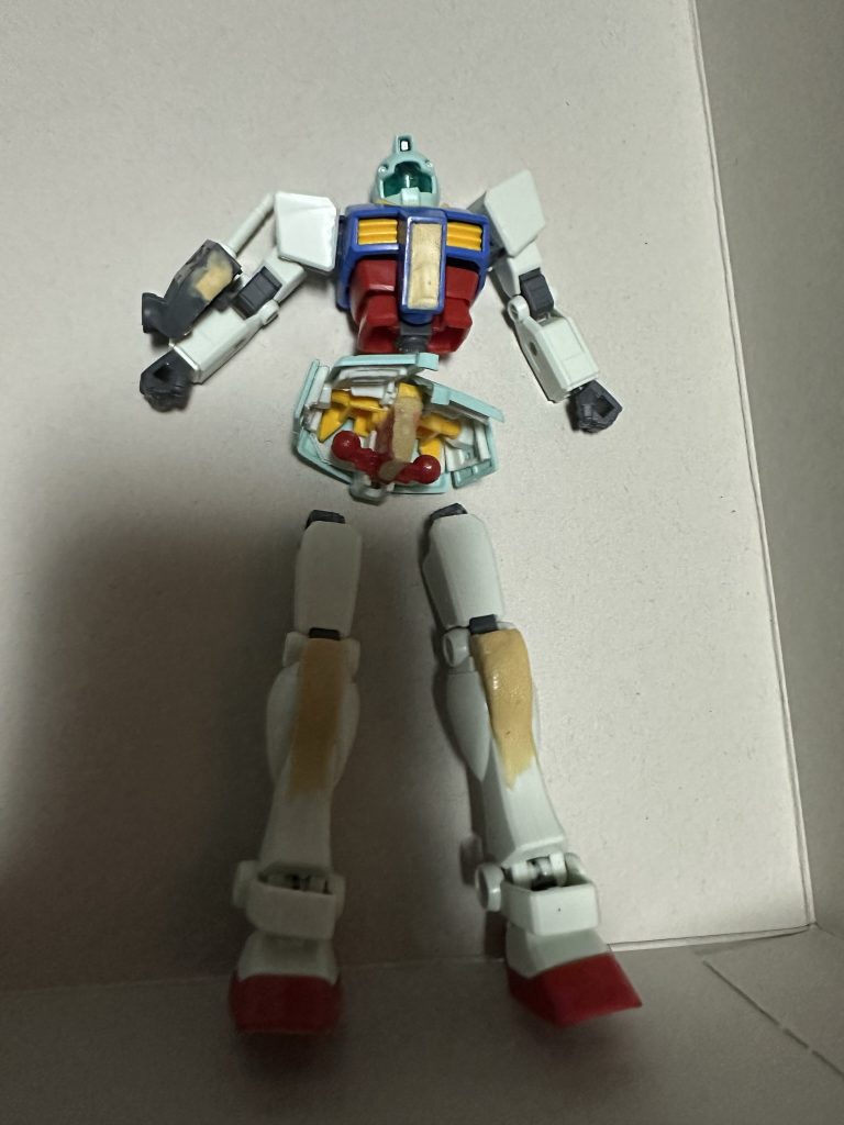 パテで加工した箇所がこちら。スネ部は致命的に形が違うのでパテで造形しました。コクピットもパテで埋めて再現。バックパックも片側だけのビームサーベルにするのに片側を切り取ってパテで埋めました。あと股関節を少々。