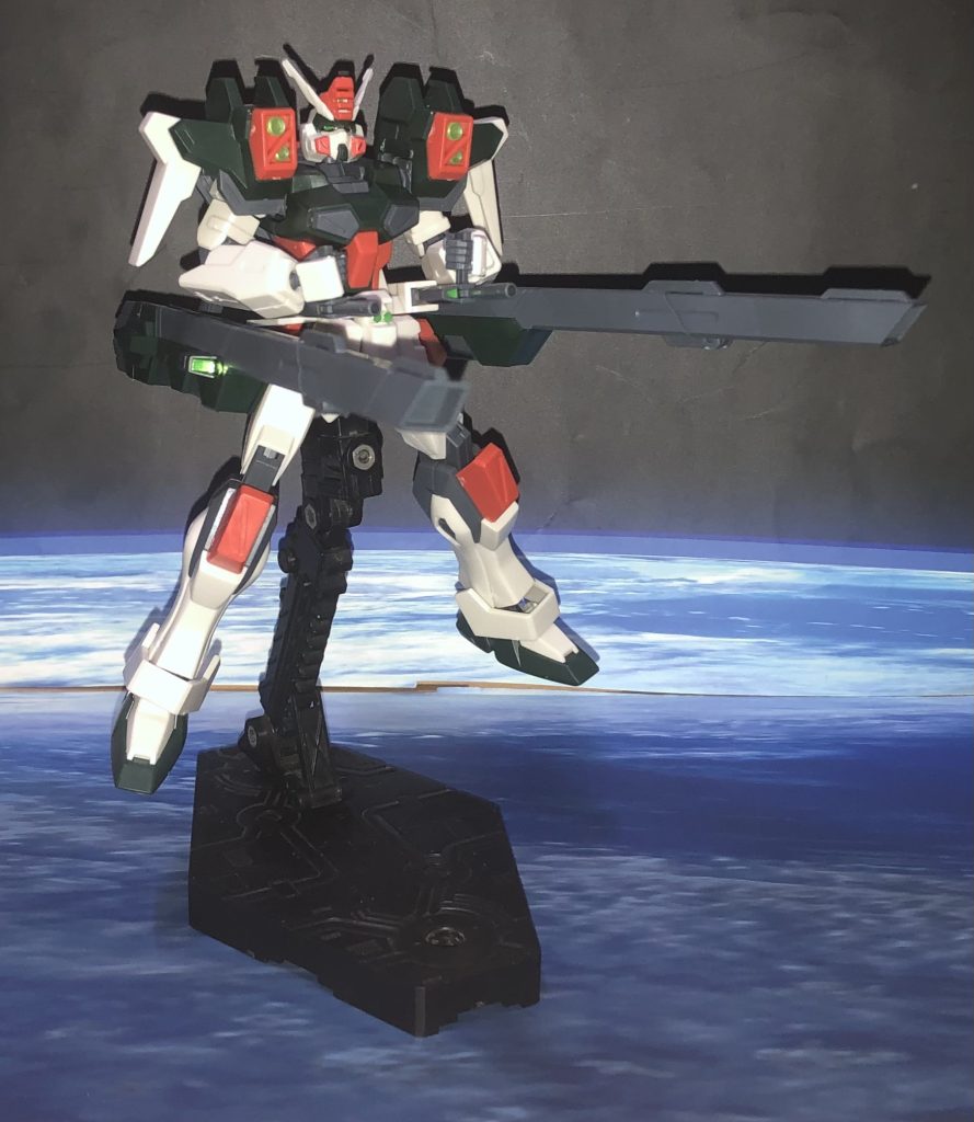 両肩にあったミサイルランチャーは背中に移されてます