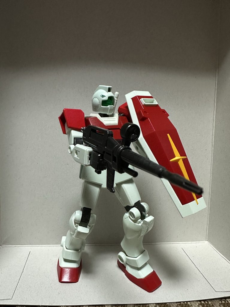 ベースがEGガンダムなので非常によく動きます。そして見た目も良くなります。EGガンダム付属品のビームライフルを使えば、ジャブローでシャア専用ズゴックに向かっていく一瞬だけ映るビームライフルを持ったジムも再現できますw