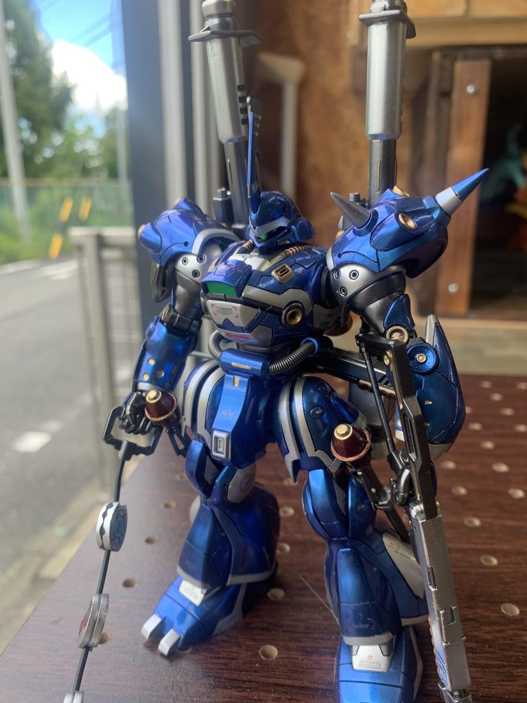 もともとのスタイルがなんとなくお腹の出たおじさん体型に見えて気になってしまったので(個人の感想デス…)腰のくびれが出るように胴体を延長しました。腰のパイプをバネに変えてみました。穴を広げるだけの簡単ディテールアップなのでオススメです。