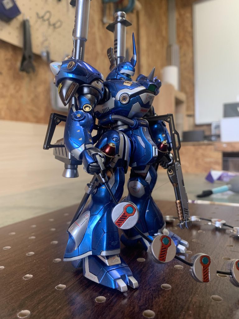 青はEXブラック→サファイアブルー→光沢クリヤ シルバーはEXブラック→スターブライトシルバー→サファイアブルー→光沢クリヤ         関節、武装関係はスターブライトアイアン    差し色にパールカッパーとレッドゴールドを使いました。黒下地にサファイアブルーは塗り重ねるほど淡い青になっていきます。いい勉強になりました。