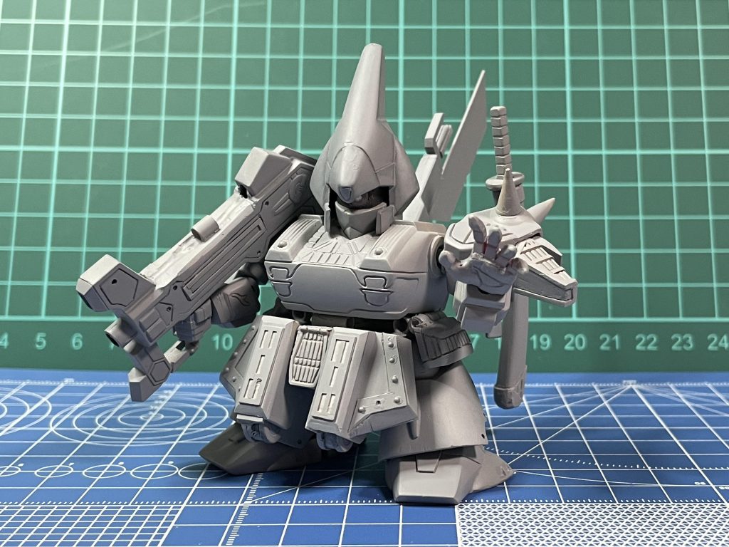 サフ状態塗装とくに断りのないものは水性ホビーカラー。「→」は塗り重ね。「+」は混色。比率は忘れた。金: スターブライトゴールド黒: 黒→半光沢クリア+雲母堂本舗「PCブラック」黄色: スターブライトゴールド→黄色+白青緑: 黒→光沢クリア+雲母堂本舗「VGエメラルド」黄緑: スターブライトゴールド→適当に混色した黄緑→ステラグリーン黒（闇の手、刀の刀身）: 黒→光沢クリア+ピカエース「ラスタービビット ベロアブラック」黒（鞘）: 上記に雲母堂本舗「VGエメラルド」をグラデーション黄色（エフェクト）: 蛍光イエロー → 蛍光オレンジをグラデーション行事軍配はシルバー下地に、プリントしたクリア地シールで黒を貼り付け。文字部分等は下地を透かして残す。ヘルジャーク砲の「八幡大菩薩」や旗竿の「璽悪」もプリントしたシールです。旗竿は文字部分だけでなく全体をシールで覆うことで段差を見せないようにしてます。 