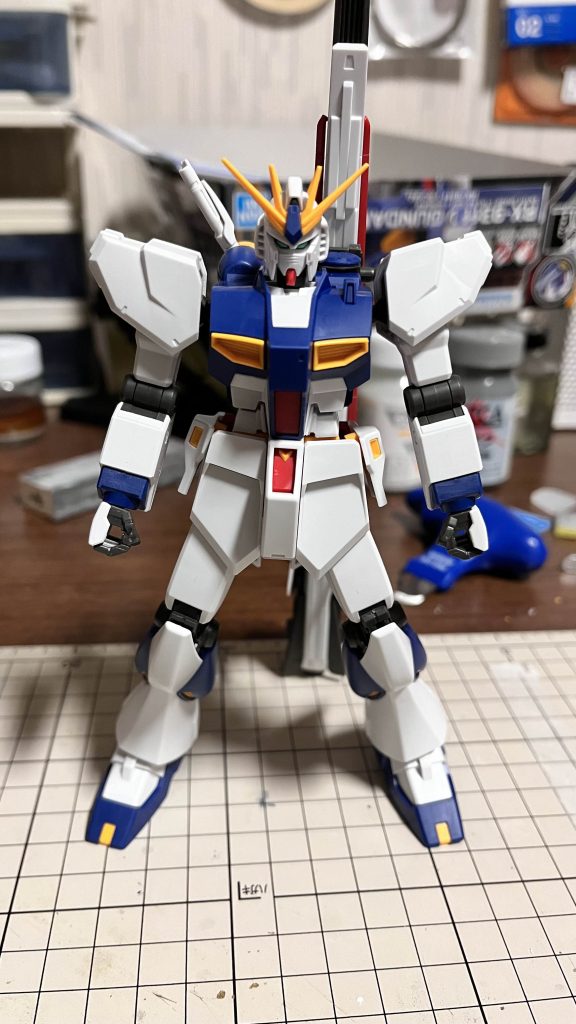 素組みです。今回EGを初めて作成したのですが、その完成度の高さにビックリ。パーツの簡素化や関節の不安さは若干感じるものの、関節やパーツの分割に凄く感動しました。