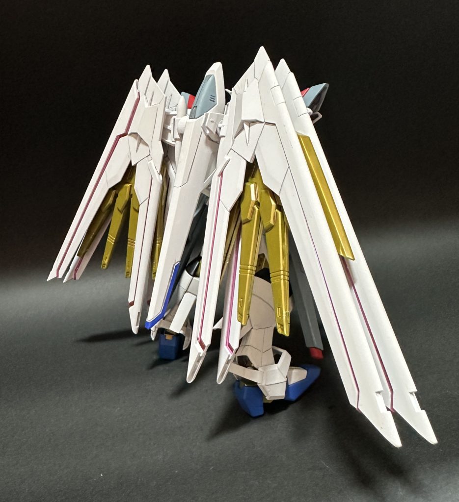 金色との相性を考えつつ、重めのホワイトを調色しました。