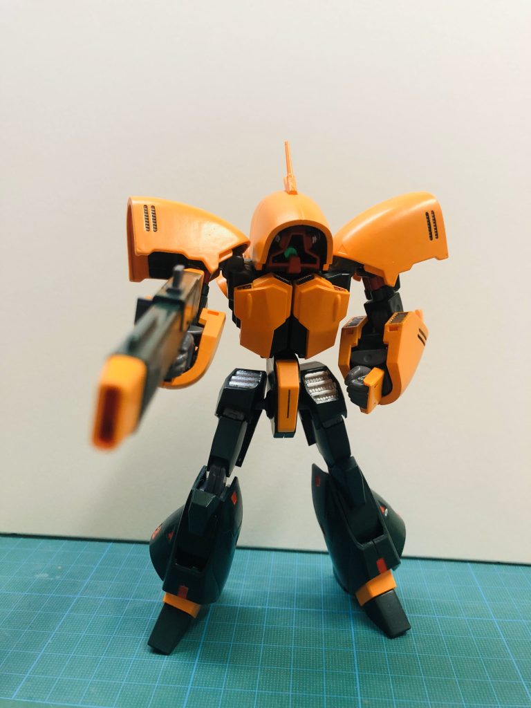 これも分かりにくいズラでもうしわけ~案件なんですが、このアッシマー…なんと頭をくり抜いて中にHGドムの頭部を埋め込んでいますモノアイを稼働させたいというただそれだけのために初心者の分際で派手な改造をしてみましたが、なんだかんだ上手くいってよかったです…が、わざわざそんなことせんでもボールジョイントのほうが簡単でラクというのを知ってさらにショックを受けています、アーメン(gundam-kao8)でもまぁ満足いく形で完成したのでヨシ!という一作目でした