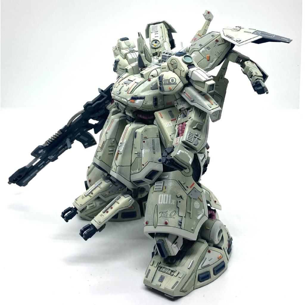 背中に鉄血シリーズのグシオンのパーツを付け、手を増やしました。