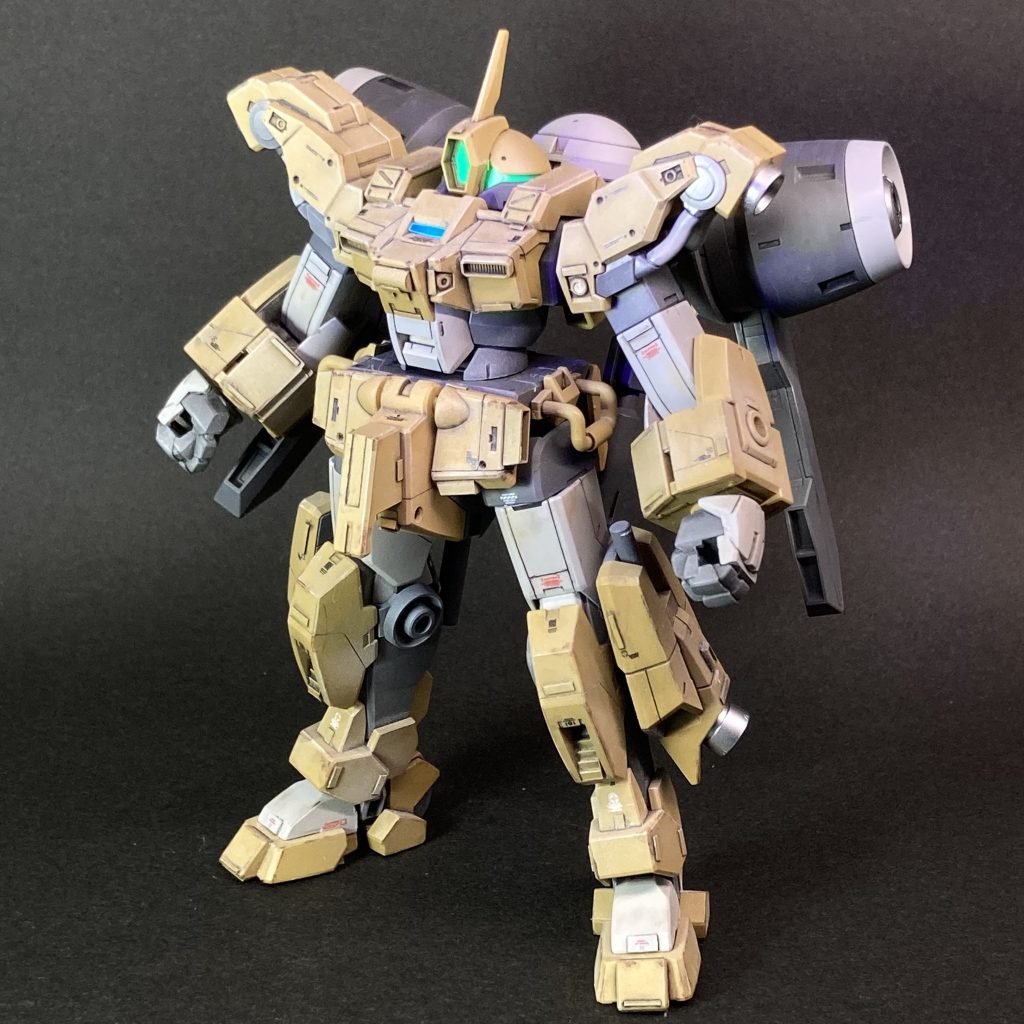 　デミバーディング本体。スジ彫り、プラ材、金属パーツなどで少し密度感を上げることを試みました。塗装については・・・イエローはクレオスのダークイエロー。１段明るい色でハイライトを、１段暗い色でシャドウ部を重ね吹きしましたが、写真では効果が見えませんね。グレー部は、ガイアのニュートラルグレーⅡ～Ⅴで塗り分けました。もちろん、アサルトパッケージも同様です。