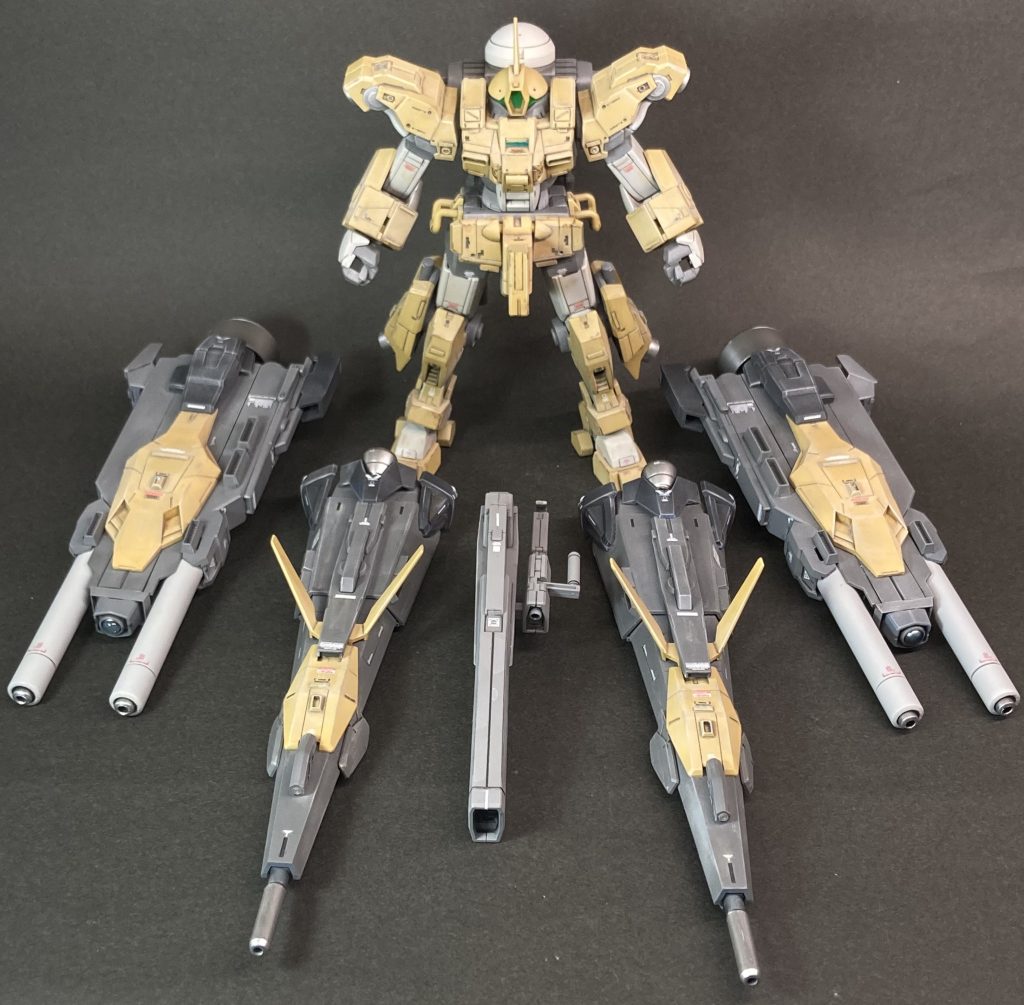 　アサルトパッケージ展開図。　　両腕のバインダーは、ギャプランのバインダーを芯にしています。パックパックの芯は、GNアーチャーとアリオスと合体させて展示するための台座（？）を２つ貼り合わせたものです。それぞれに、流用パーツ、プラ材、コトブキヤＭＳＧ等を盛り付けて作りました。流用パーツ選びについては、デミバーディングのデザインが海老川兼武氏によるものなので、流用パーツもミカエリス、ベギルベウ、レギンレイズジュリア、ガンダムAGE-3、30MM ALTO等、できるだけ海老川氏デザインの機体から選択するようにしました。別にルールとかではないのですが、今回は少しでも統一感が出せたらと思って。　ビームライフルはAGE-3のものを短くして、デミバのセンサースコープユニットを合わせたものです。 