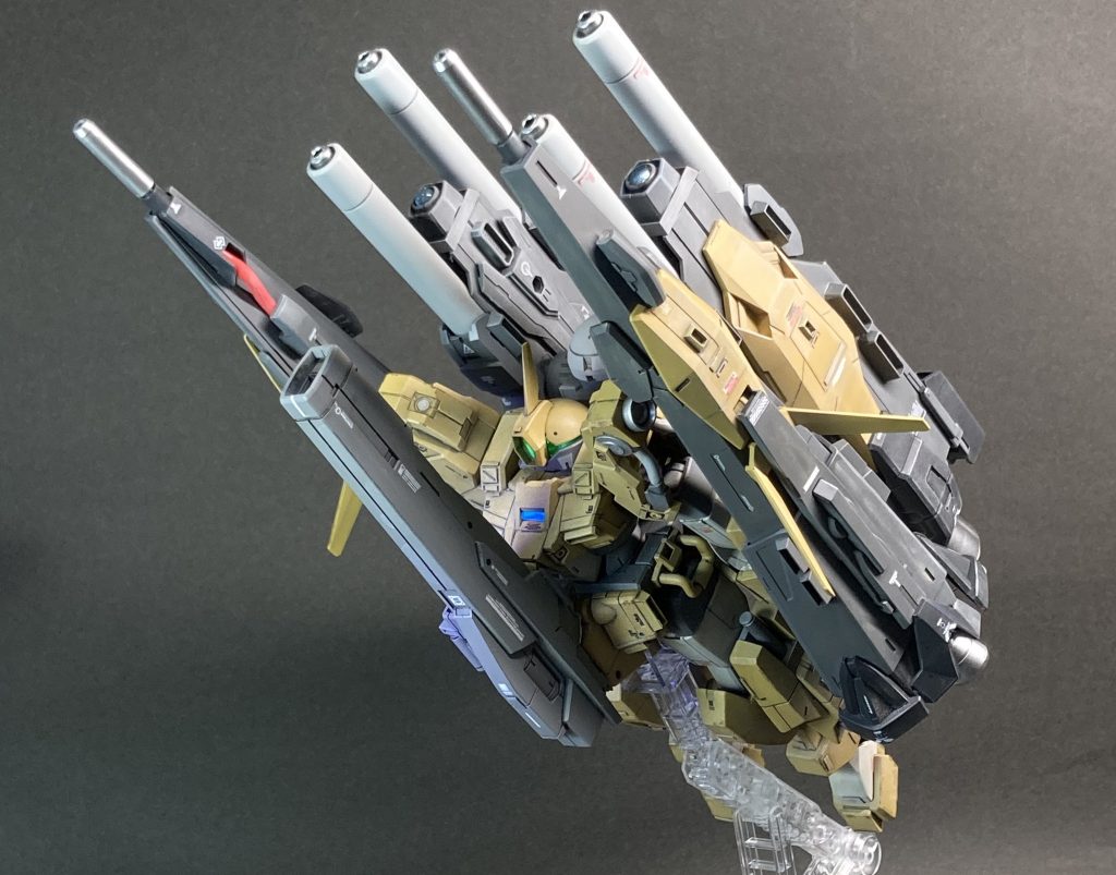 　高速巡航モードとは言っても、全ノズルの推力方向を揃えているだけで、特に変形はしていません。デミバは中心で｢気をつけ！｣してます。ビームライフルは、フンドシ部分にマウントされています。