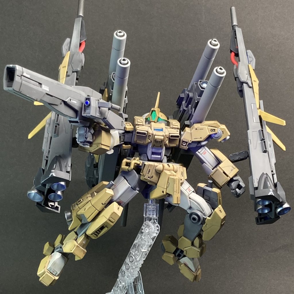 　ＭＳに関しては普段はあまりウェザリングをしないのですが、この機体については軽～くウェザリングして「使用感」を出すことをねらいました。使ったのは、エナメル塗料、タミヤのウェザリングマスター、色鉛筆です。