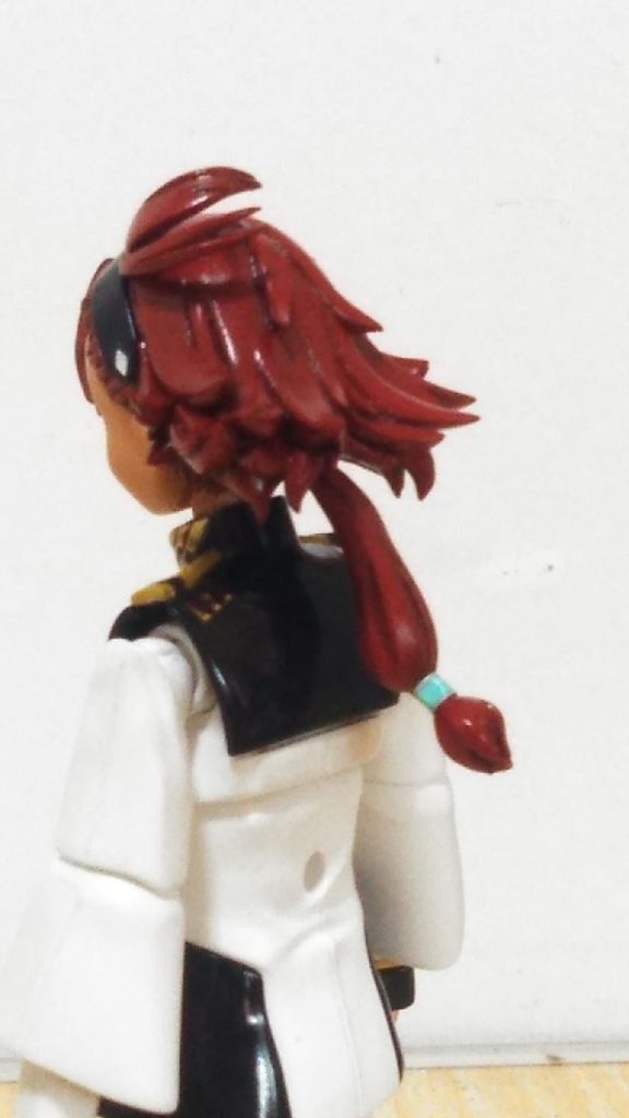 頭部バックショット髪の毛は、スミ入れをして影を付けて　重なりの段差を強調してます。ヘアーバンドの菱形　ポニーテールの髪留めは、シールです。