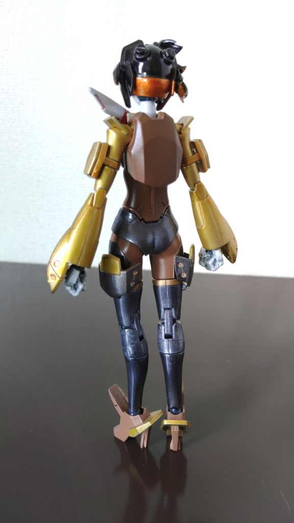 後ろ姿。頭部はあの独特なくせ毛を再現するためにモビルドールメイの髪の毛パーツを細かく刻み、適当に接着してみました。あと何となくゴッグに近いカラーリングみたいだなって思いました。