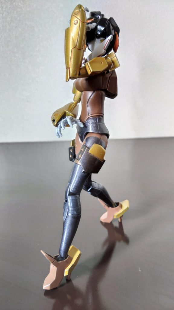 戦場ではブレイクダンスとジャズダンスを彷彿とさせる身のこなしと、コインを武器とした投げ銭を得意とする。