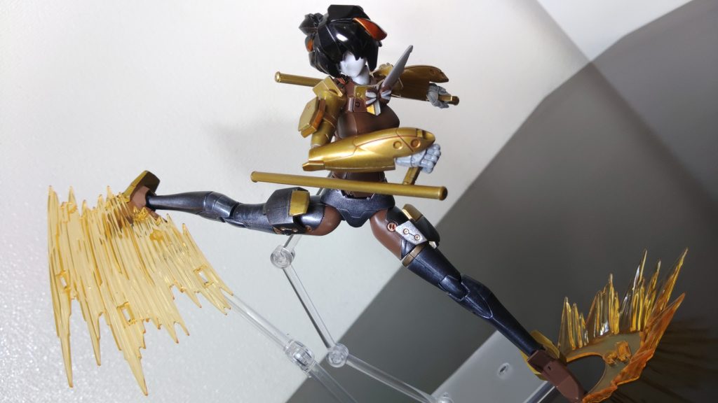 近接戦においてはトンファーによる打撃攻撃に加え様々な足技を駆使して戦うことを得意としている。