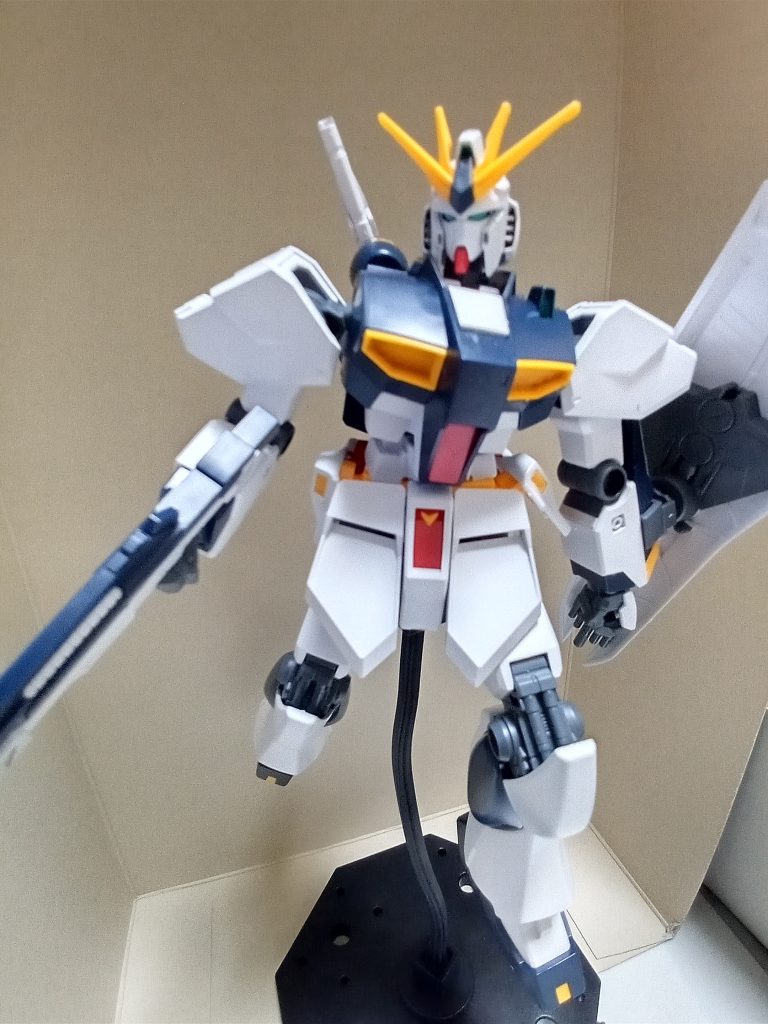 元々の出来の良さと、作品への思い入れが強いため逆に中々いじれないでいました。そのままでも本当にかっこいいですし、手でもいで作るという部分に子供時代を思い出し楽しく作ることが出来ました。あの頃はニッパーやデザインナイフも知らず、ただ手でもぐかハサミで強引に切り離してたなぁ。