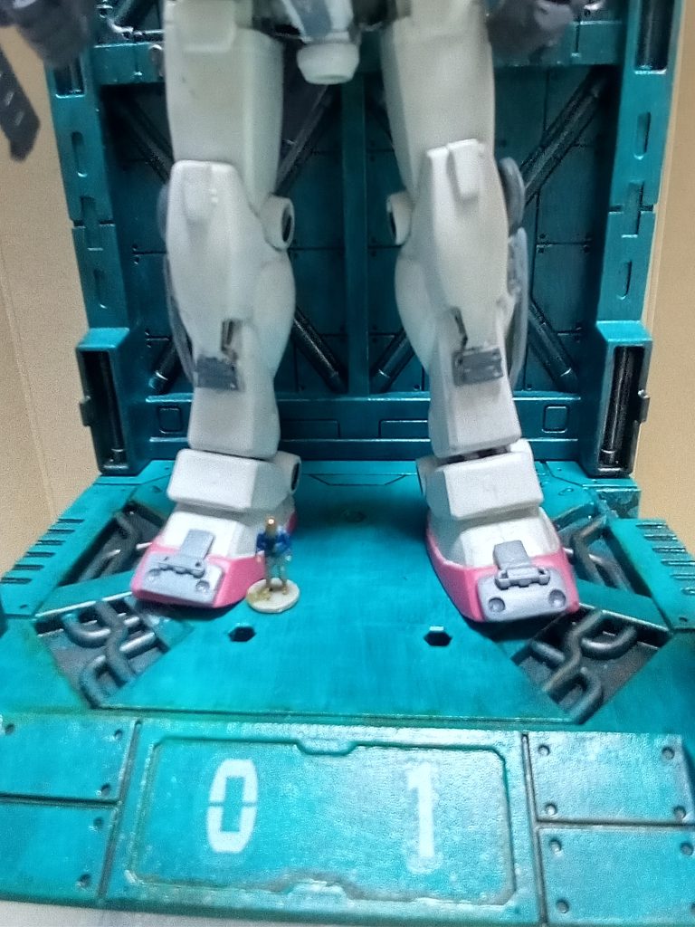 改めてみるとみるとかなり粗が目立ちますが、当時はなんとなくオリジナルガンダムっぽいのが作れたと満足感を覚えていました。プラモは失敗を繰り返してなんぼだと思うので、この経験を活かしていつかリベンジするかもしれないです。…でもガンダムはEGっていうコスパも可動域もお化けキットがあるからなぁ^^;