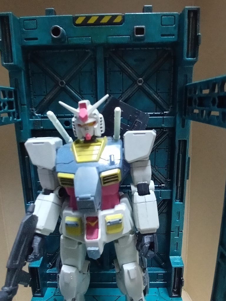 一応合わせ目消しもしたのですがいつの間にかひび割れて結局意味なくなってしまいました。このFGガンダム、フォルムはかなり素晴らしいと思いますが如何せん可動は旧キットなりで、肩もほぼ動きません。ビームライフルを構えたかっこいいポーズも難しいですね。