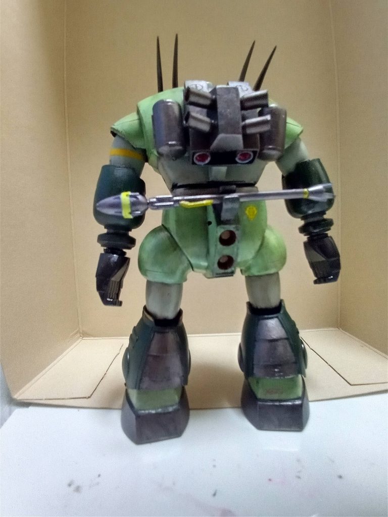 背中にはシュツルムファウストを背負わせたかったので取り付けられるように弄りました。腰部ととバックパックをつなぐ動力パイプは色々弄っていたら長さが合わなくなり付けるのを断念しました。頭部のカッターも本数を減らしてます。