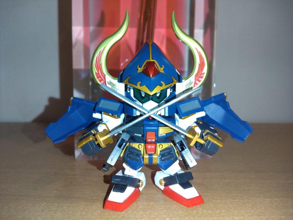 腰回りが動けばもっとポージング出るんですがね〜。勿体ない兜の額はゴールドにクリアーレッドを吹き付けてます。キラキラが良い感じになりました。(gundam-kao8) 