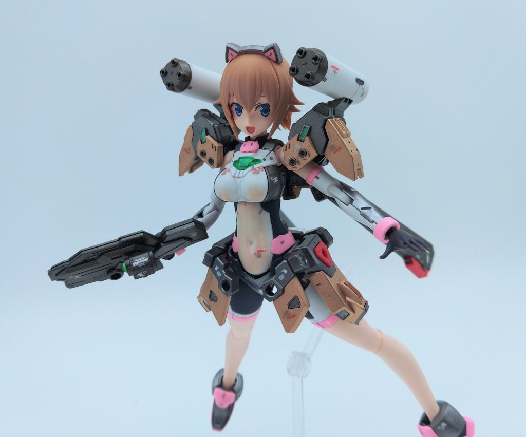 キットの構成がランナー塗装に向いていそうだったので、ランナーのまま黄色部分をスーパーリッチゴールド、黒はガンメタル、グレーはフレームメタリックで塗装しています。